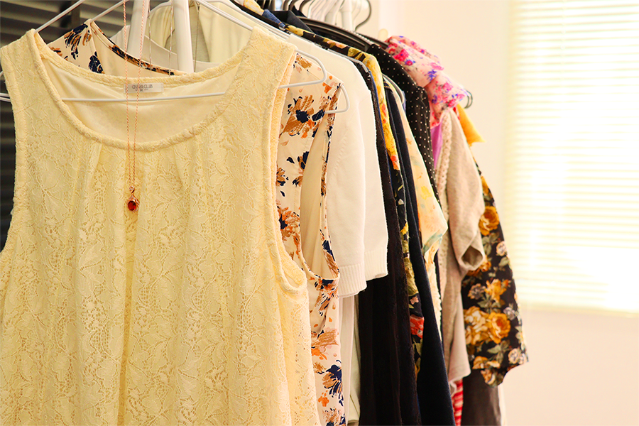 店内に並べられた服の写真